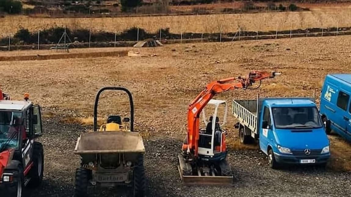 maquinarias de construcción al aire libre (camión, furgoneta, excavadora)
